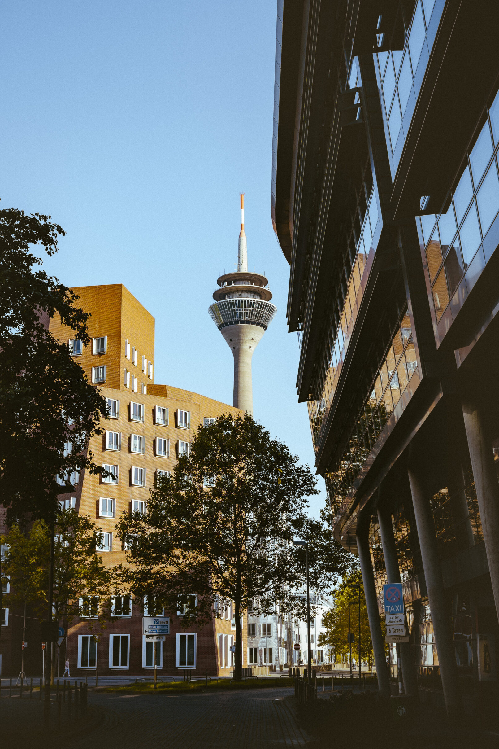 neuer zollhafen - dynamic forms -düsseldorf - frank gehry - architecture photography