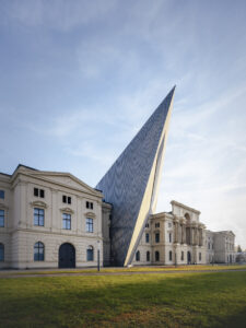 Militärhistorisches Museum in Dresden - Deutschland - dynamic forms - architecture photography